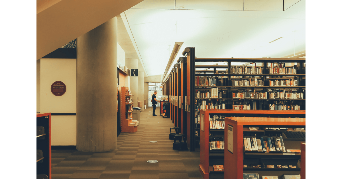 静かなカフェや図書館での学びと整ったデスク(参考イメージ。実在の商品や人物とは関係ありません。)