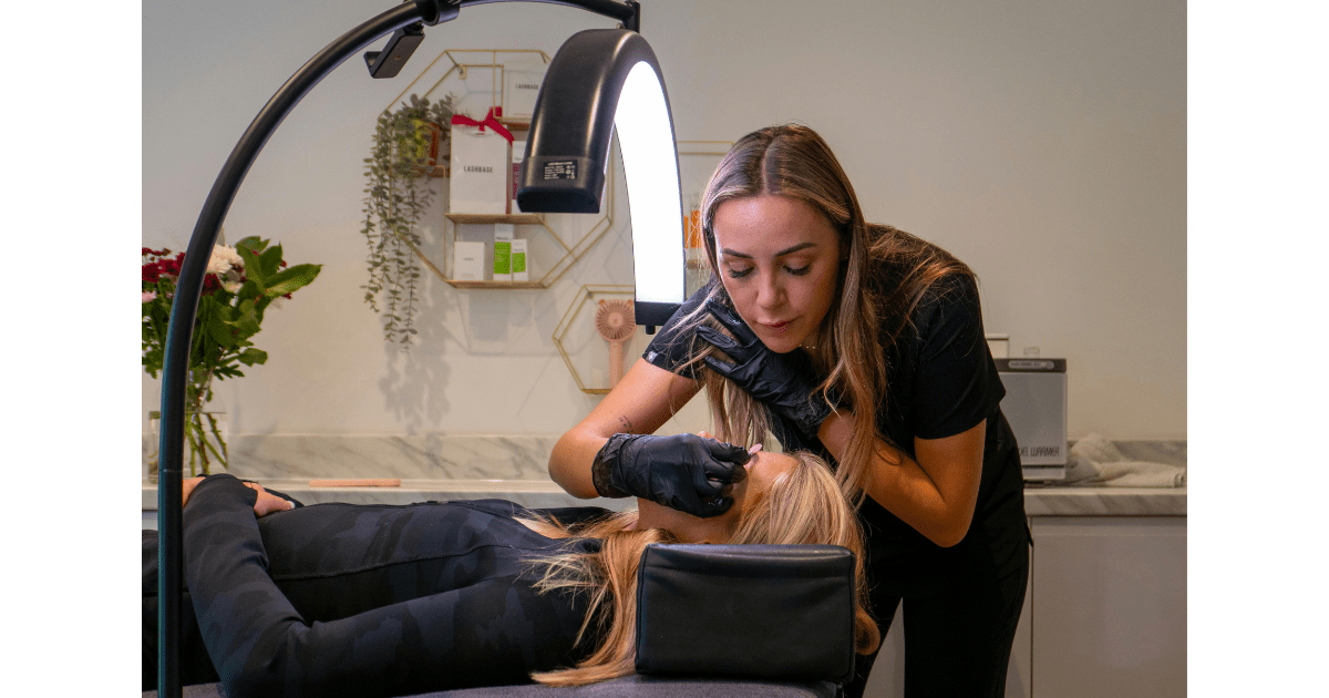 アイケアサロンの椅子で目を閉じる静かな時間