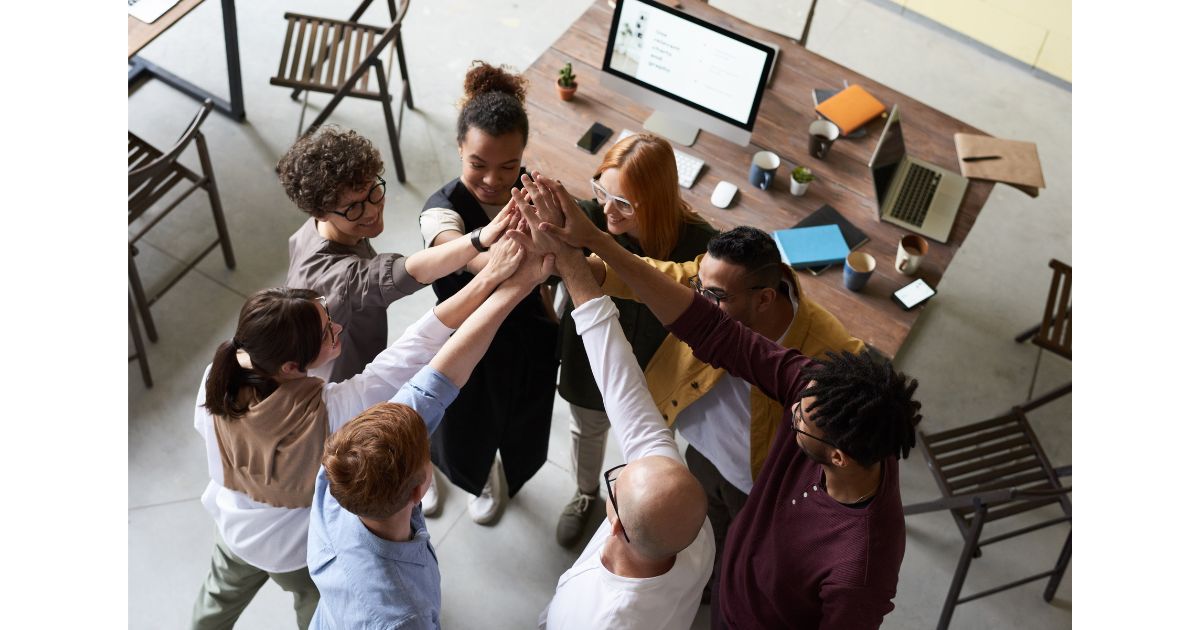 会話とアイデア(参考イメージ。実在の人物やブランドとは関係ありません。)