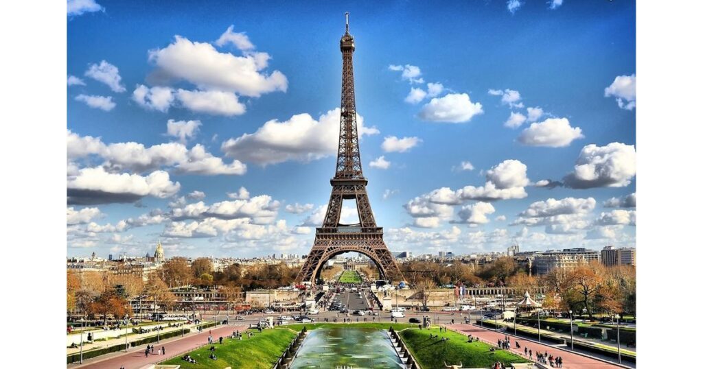 パリの早朝と街並み(参考イメージ。実在の商品や人物とは関係ありません。)